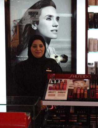 Una Beauty Consultant Shiseido in un corner in Kuwait 