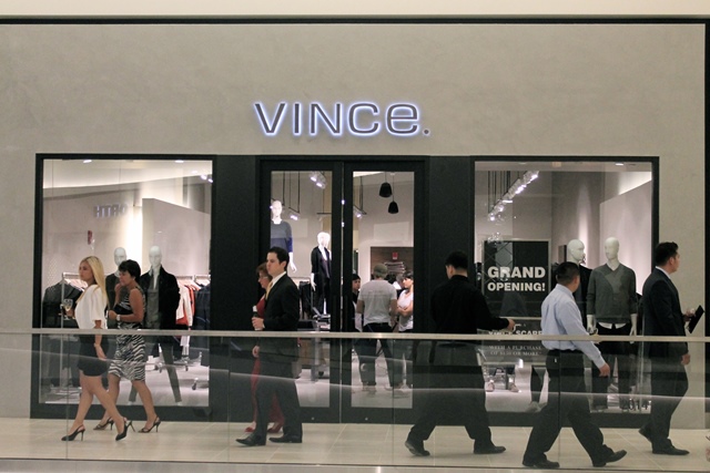 Vince store al Fashion Outlets of Chicago 