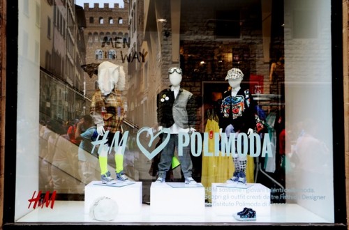 H&M loves Polimoda - Scatto della vetrina di H&M di Firenze