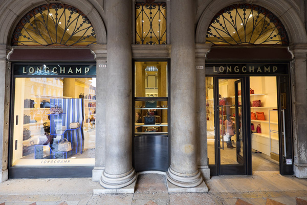 L'esterno della boutique Longchamp a Venezia