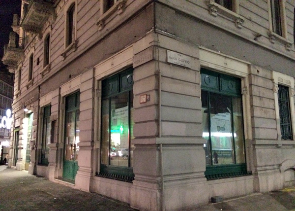Le vetrine all'angolo tra corso Vercelli e via Paolo Giovio dove arriverà Zara Home