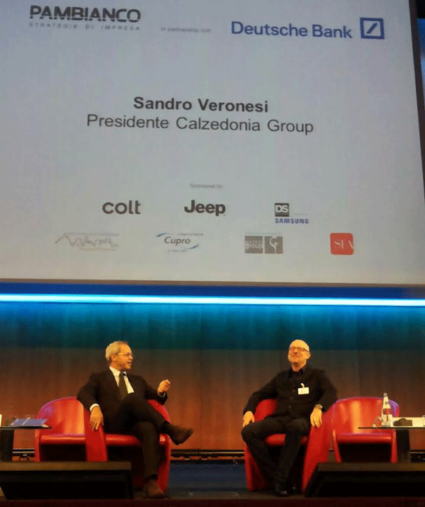 Sandro Veronesi sul palco con Enrico Mentana durante il Convegno Pambianco