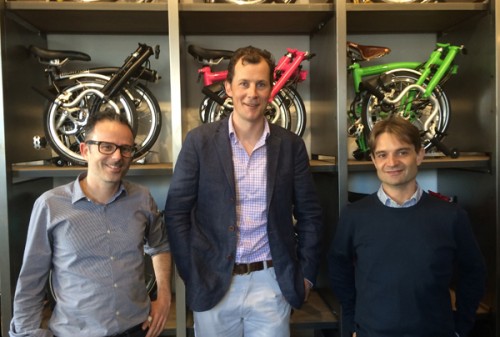 Gabriele Baldissera e Stefano Moroni/Brompton Junction Milano, con Will Butler Adams (Managing Director/Brompton Bicycle Ltd)