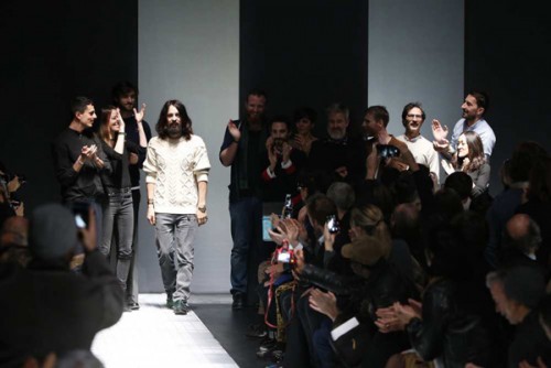 Alessandro Michele al termine dell'ultima sfilata di Gucci