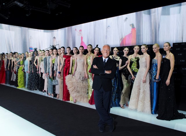 Giorgio Armani insieme alle sue modelle