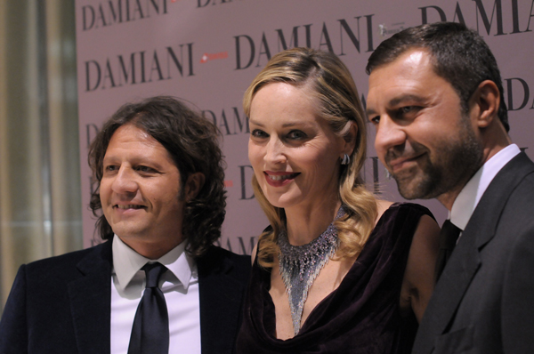 Guido-and-Giorgio-Damiani-with-Sharon-Stone-_4-in-Milan-for--Damiani-Boutique-Opening_dentro