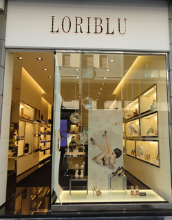 Loriblu_vetrinaBari_dentro