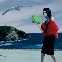 Atmosfere noir e mistero per gli accessori Tosca Blu