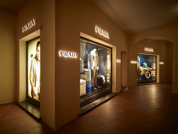 Prada-Porto-Cervo-Uomo_ext_008_dentro