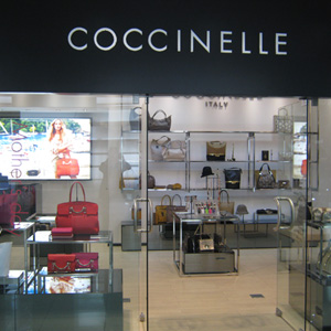 Coccinelle porta gli accessori in Mongolia