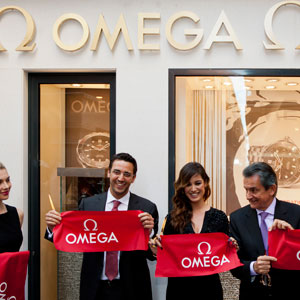 La nuova Bond Girl taglia il nastro di Omega a Venezia
