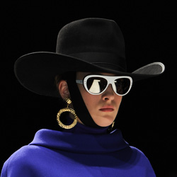Moschino rinnova con Allison per l’eyewear