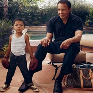 Muhammed Ali in posa per Louis Vuitton a scopo benefico