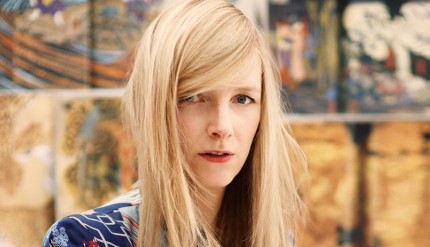 La Regina Elisabetta premia Sarah Burton