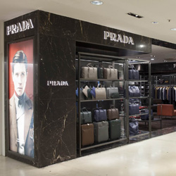 Prada si rafforza in Francia e apre da Printemps