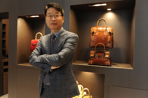 ColombiViadellaSpiga_Yong-Ik-Kim_dentro