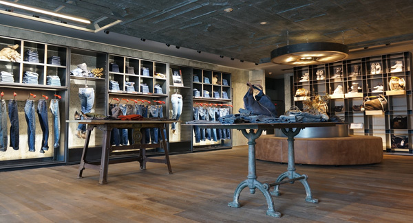 Replay-Flagship-Store-Tokyo_Daikanyama-(3)_dentro