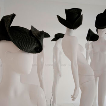 I manichini Vision indossano i cappelli di “What’s Zhat?” La testa si trasforma