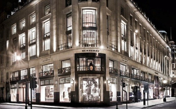Burberry a Londra con il suo più grande store