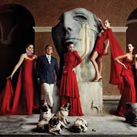 La Somerset House di Londra si tinge di rosso Valentino