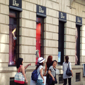 Turisti in via Montenapoleone a Milano