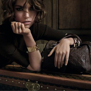 La nuova campagna di Louis Vuitton parte dal Louvre