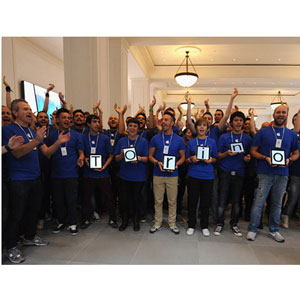Apple inaugura un nuovo store a Torino