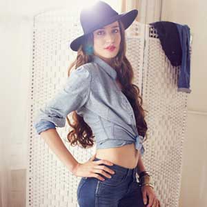 Lizzy Jagger per i jeans “terapeutici” di Wrangler