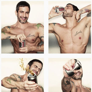 Marc Jacobs disegnerà la Diet Coke. E si spoglia in un video