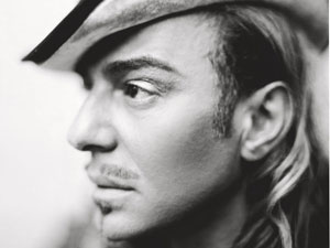 Un ritratto di John Galliano