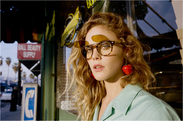 Un modello Oliver Peoples in collaborazione con Maison Kitsunè