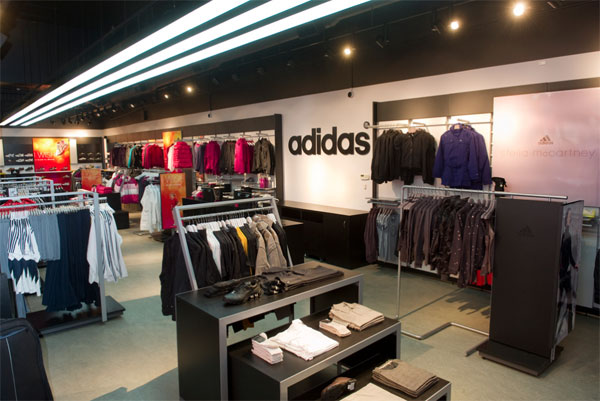 Utili Adidas giù del 14% nel 2012 per colpa di Reebok