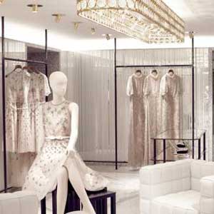 Valentino riapre a Parigi e spinge sul retail