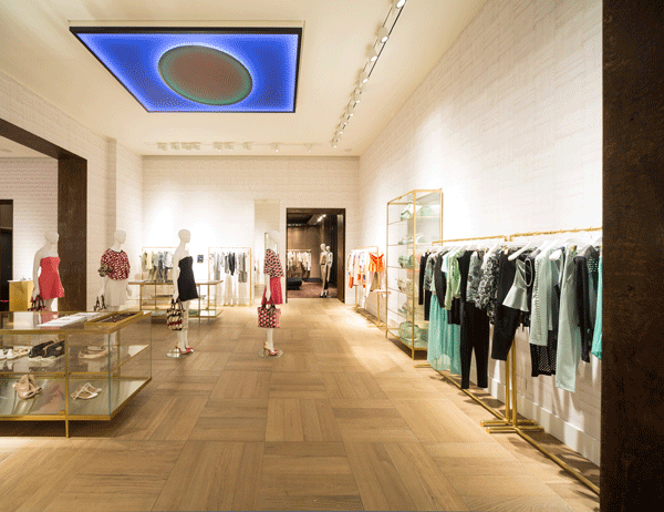 Pinko inaugura concept boutique con progetto di luce