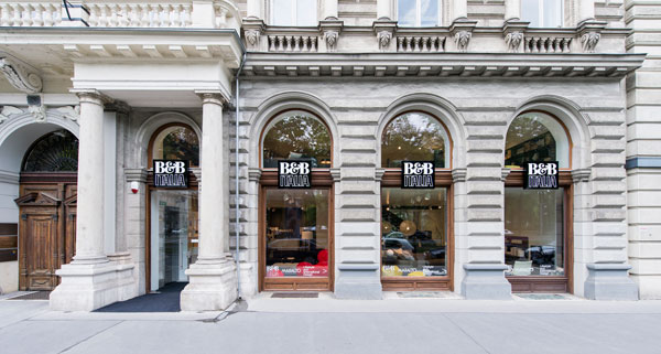 Le vetrine dello store viennese di B&B Italia