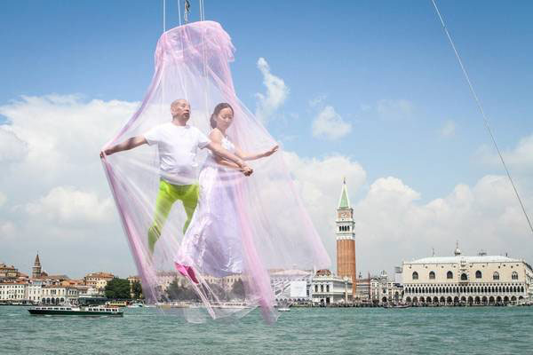 La performance dell'artista cinese, Li Wi, alla Biennale di Venezia