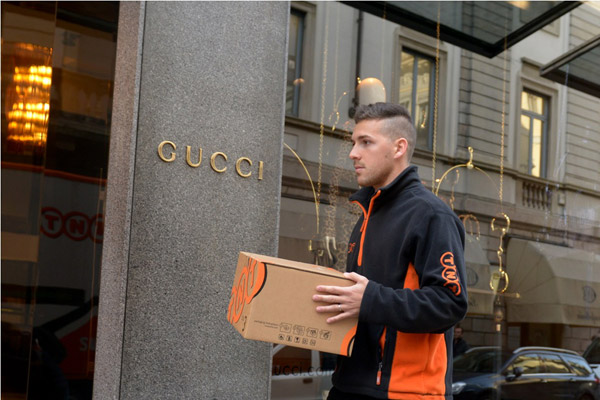 IL SERVIZIO DI CONSEGNA DI GUCCI E TNT
