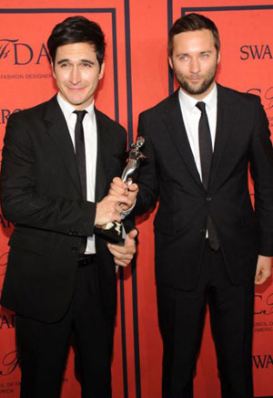 Lazaro Hernandez e Jack McCollough con il CFDA Award (ph: Getty)