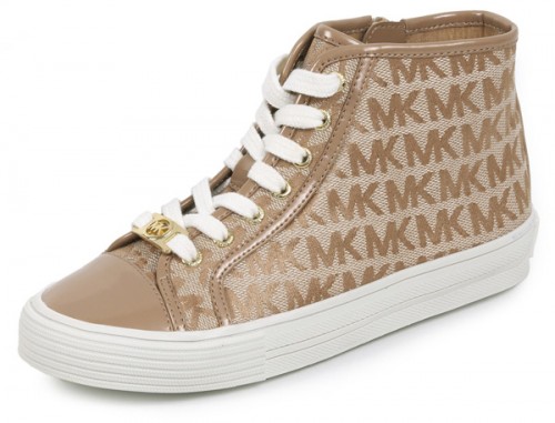 Un modello di scarpine Michael Kors