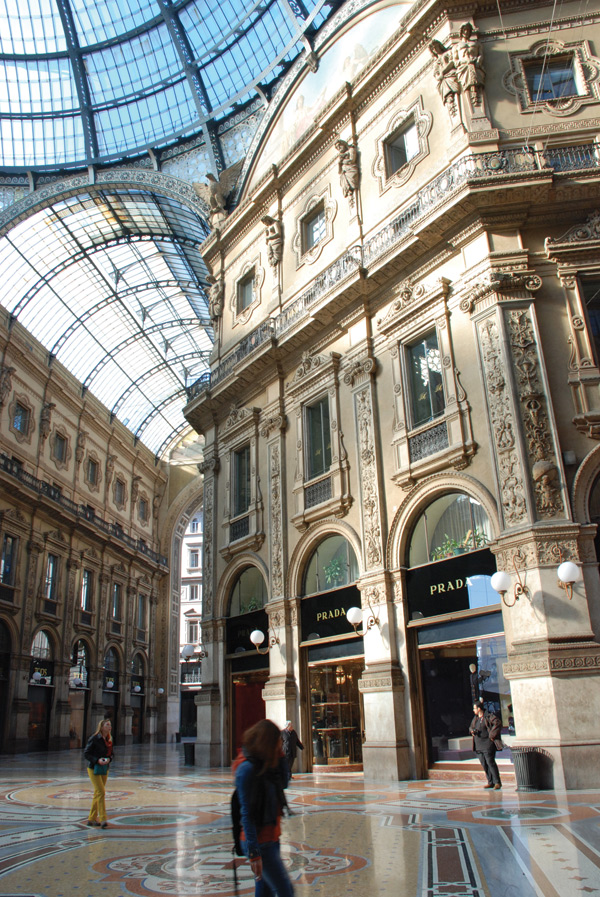 Prada conquista un altro palazzo in Galleria