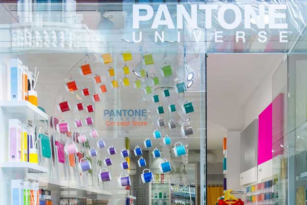 Pantone colora Milano con il primo store