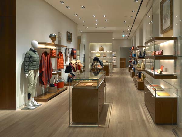 Hermès tinge di ‘giallo Milano’ via Montenapoleone