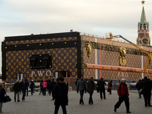 Il baule Louis Vuitton nella Piazza Rossa a Mosca