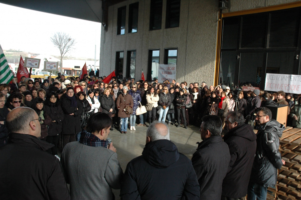 Tornano a protestare ex lavoratori Golden Lady