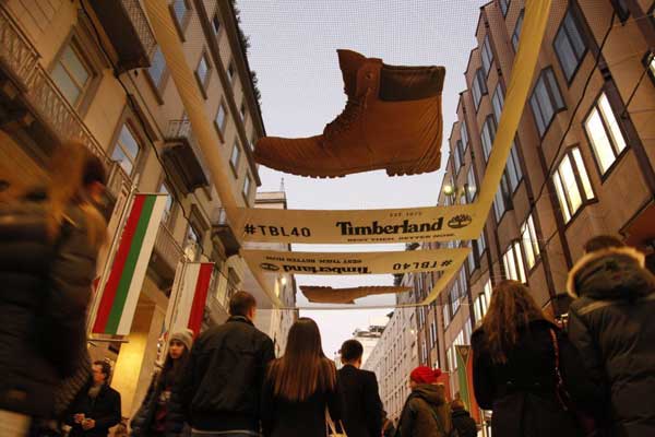 Lo Yellow boot di Timberland invade il cielo di Milano