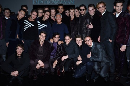 Giorgio Armani al termine della sfilata di Emporio