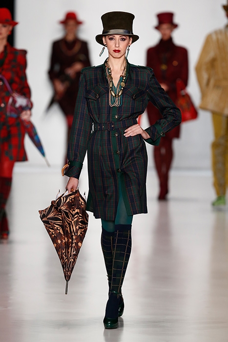 Apre la fashion week di Mosca. Chiuderà con le uniformi