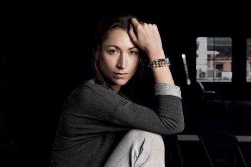 L'ex modella e insegnante di yoga Tara Stiles per la Essence Collection Pandora