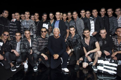 Giorgio Armani alla fine della sfilata P/E 2015 di Emporio
