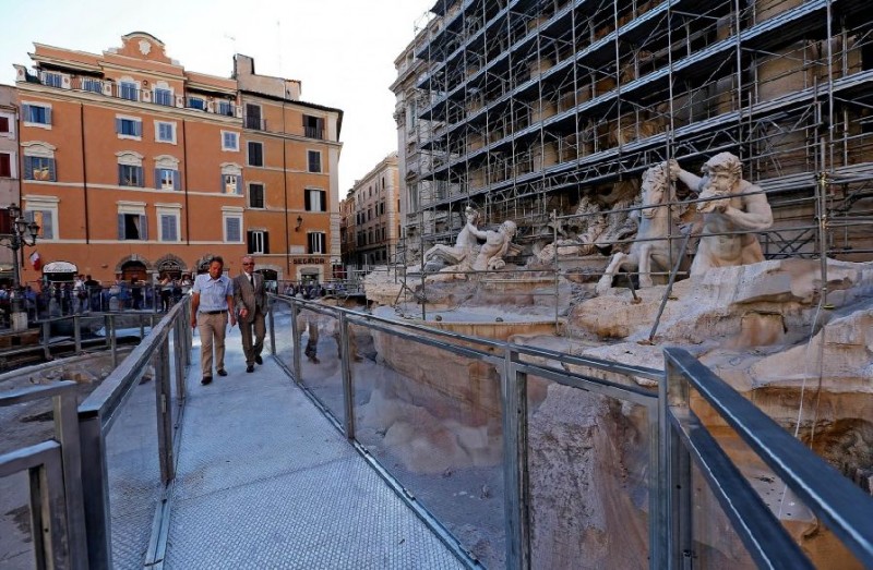 La passerella sulla Fontana di Trevi (ph. Italiaglobale.it)